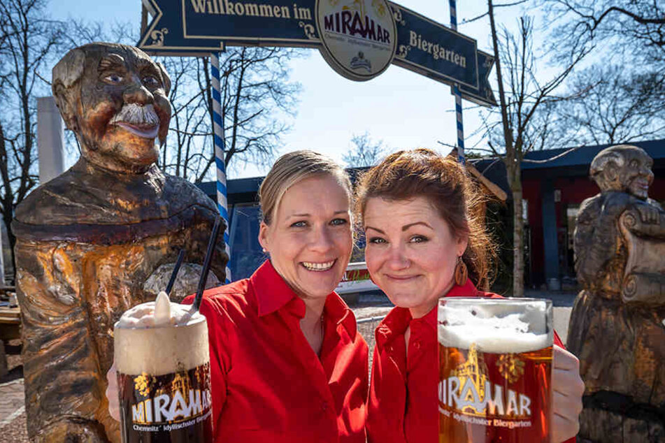 Die Kellnerinnen Sindy Taizs (34, l.) und Anne Schneeberg (33) bedienen die Gäste Rene Schmitt (52, l.) und Wilhelm Pfaff (72) im Miramar.