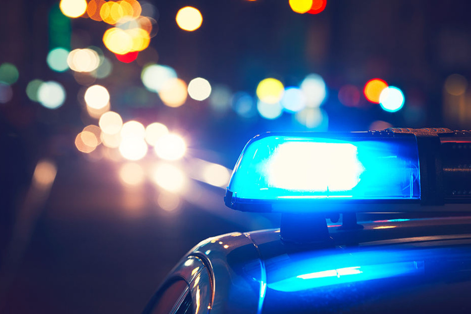 Fahrer baut Unfall auf A17, lässt Mercedes stehen und flieht zu Fuß