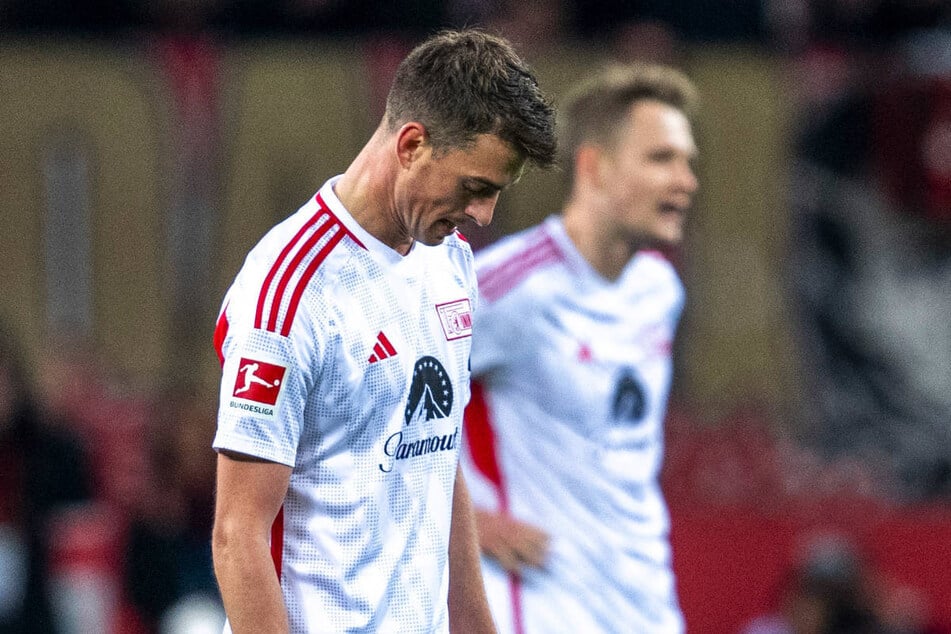 Nach der Niederlage in Leverkusen haben die Union-Kicker den Platz mit gesenkten Köpfen verlassen.