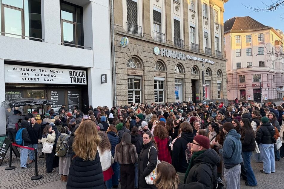 Fans standen im Januar vor einem Plattenladen in Neukölln Schlange, um dort Harry Styles' neue Single hören zu können. (Archivfoto)