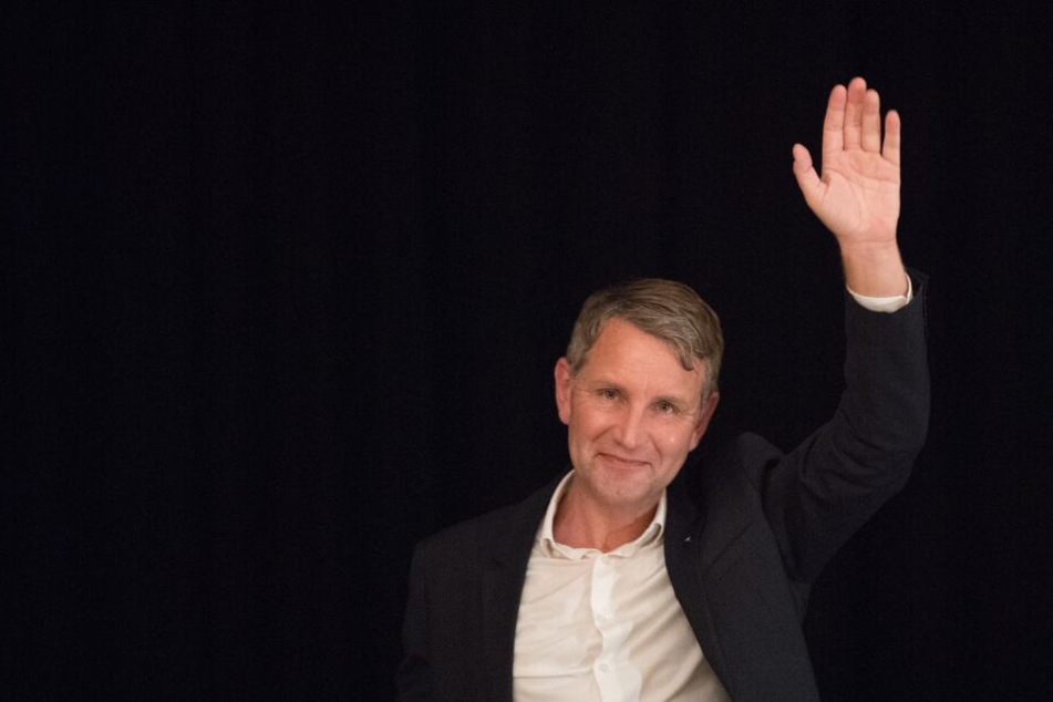 Björn Höcke (47, AfD), hebt den linken Arm.