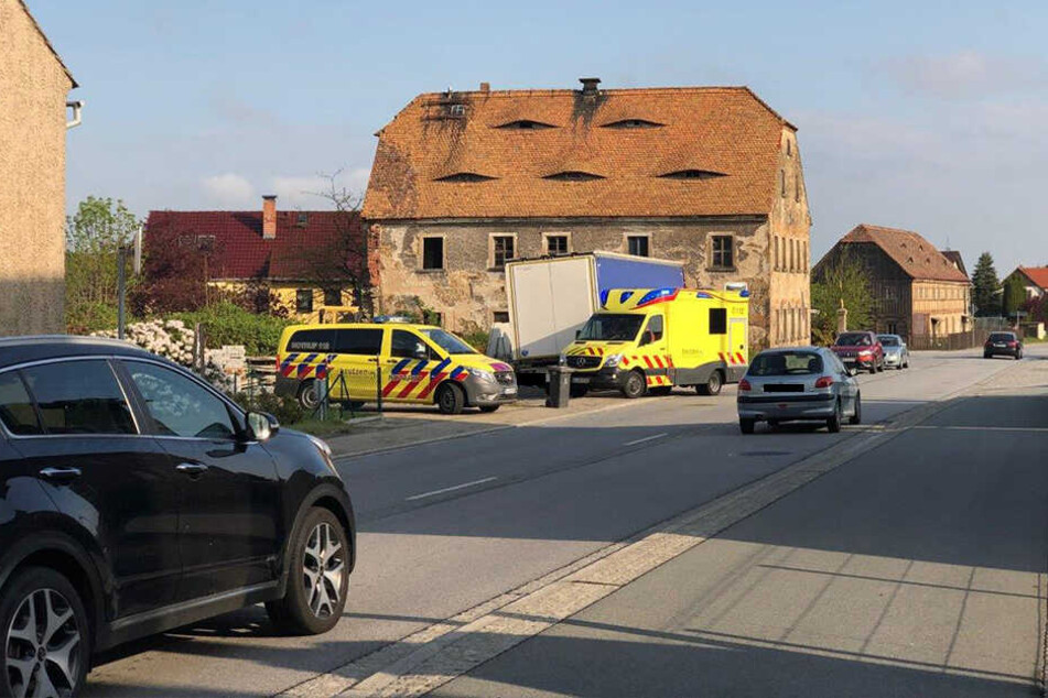 Rettungskräfte stehen an der Bautzener Straße.