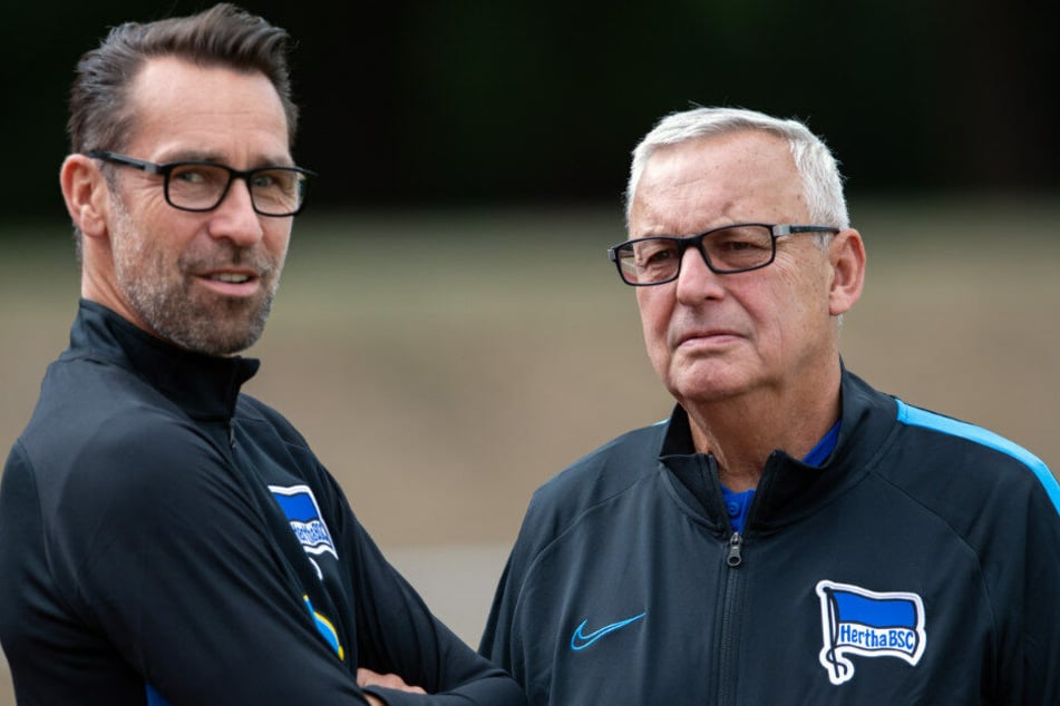 Michael Preetz unterhält sich mit Hertha-Präsident Werner Gegenbauer.