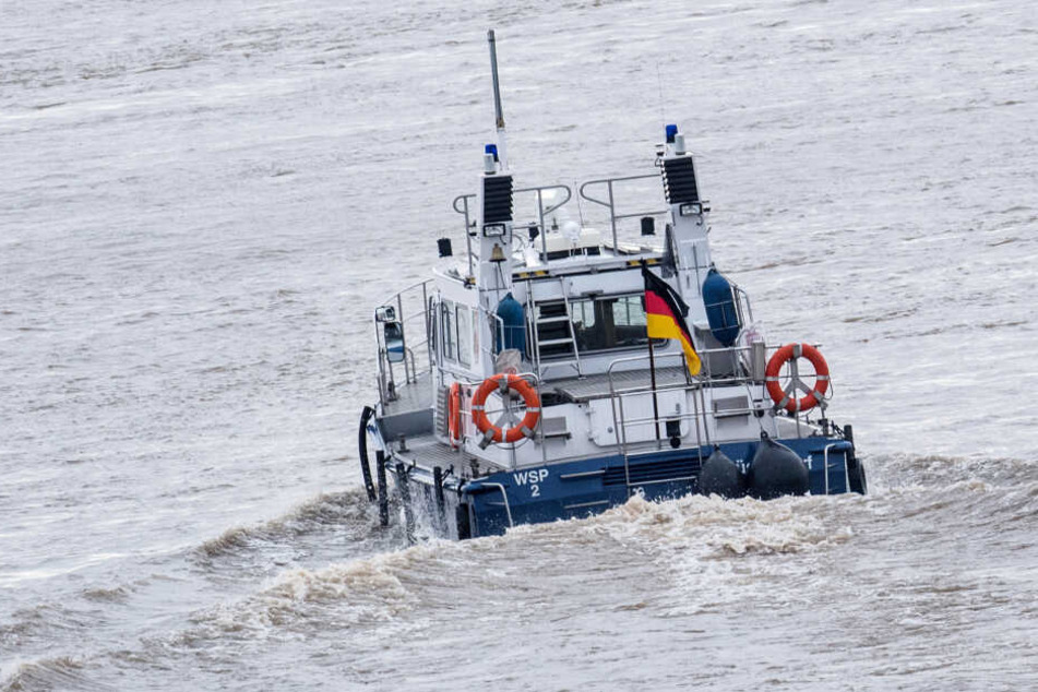 Polizei und Feuerwehr bargen die beiden Leichen aus dem Rhein (Symbolbild).
