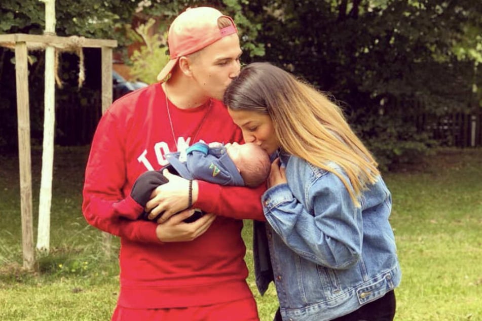 Statt sich über ihre verbliebenen Schwangerschaftspfunde zu ärgern, genießt Jenefer Riili (27) lieber die Zeit mit ihrem Matthias Höhn (22) und Baby Milan.