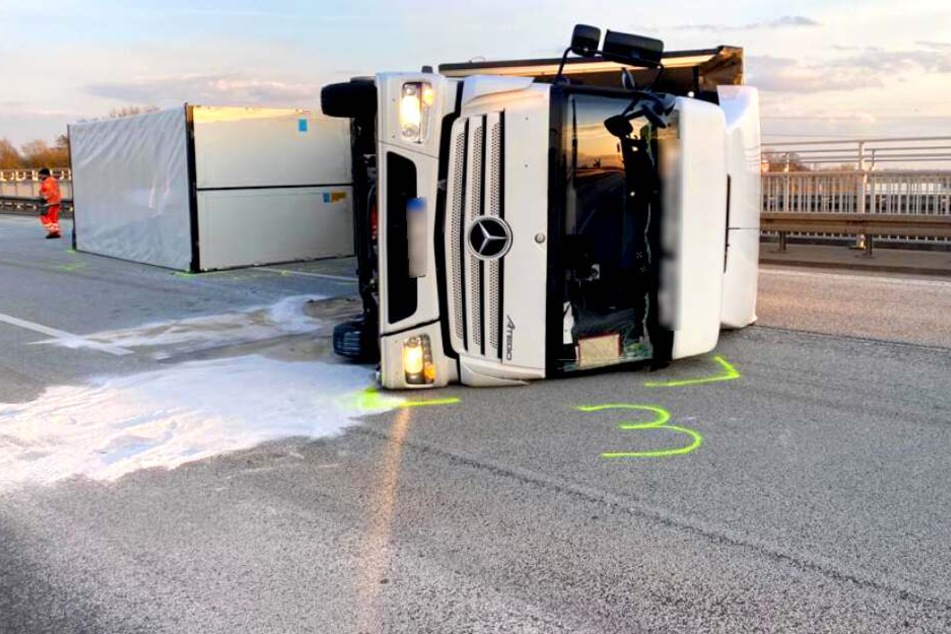 Ein Lkw ist bei dem Aufprall umgekippt.