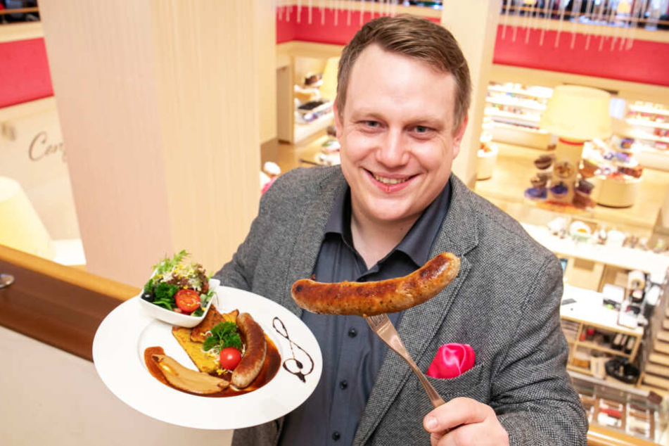 "Viba"-Betriebsleiter Andreas Jung (31) beißt gleich in die knackige Haselnuss-Bratwurst.
