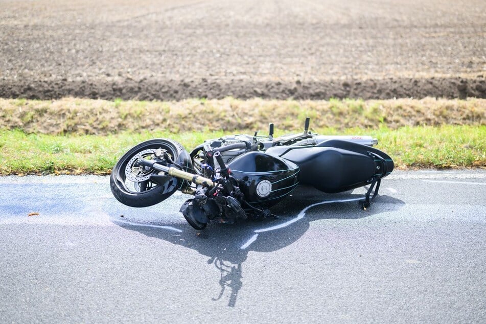 Der Motorradfahrer wurde auf die Straße geschleudert. (Symbolfoto)