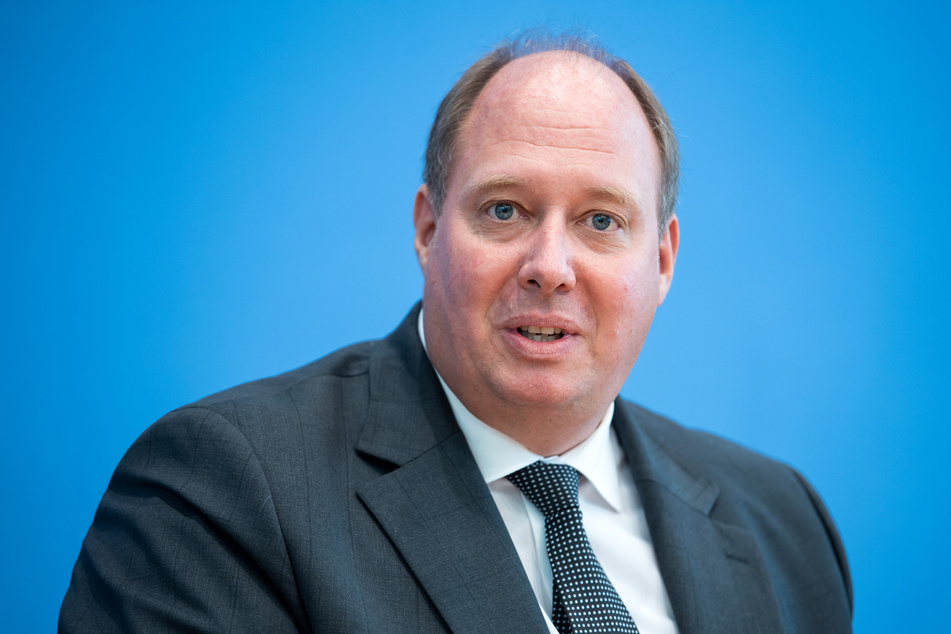 Helge Braun (48, CDU), Chef des Bundeskanzleramtes und Bundesminister für besondere Aufgaben, sprach sich mit Blick auf eine mögliche Abweichung von der Schuldenregel gegen "jährliche Einzelfallentscheidungen" aus. Es sei völlig unklar, wie lange die Pandemie ein begründender Umstand sein könne.
