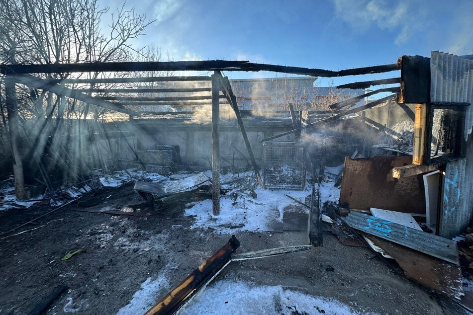 Ein Unterstand brannte vollständig nieder.