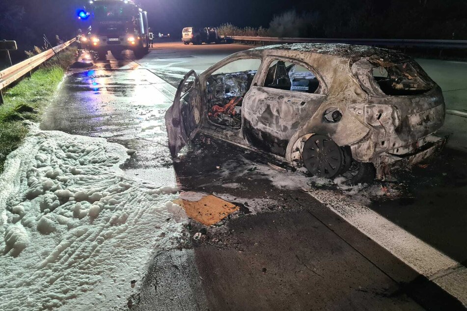 Ein Auto krachte in den SUV und ging sofort in Flammen auf.