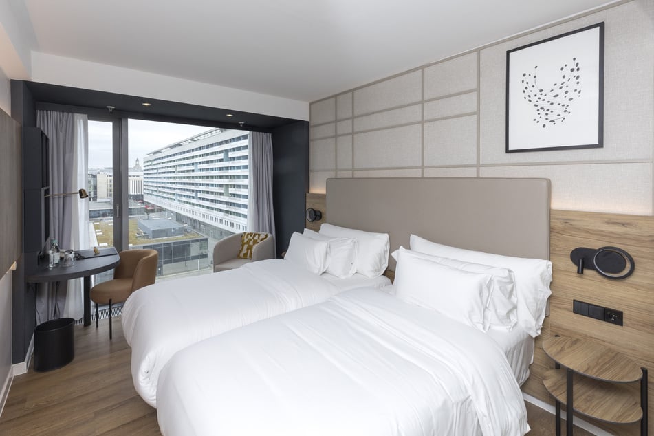 Die modernisierten Zimmer bestechen durch ihre Glasfronten.