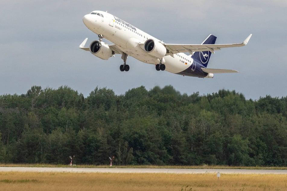 Abheben zum Pendelverkehr nach 55 Minuten Zwischenstopp: Aus LH-Flug 2122 aus München ist in Dresden LH-Flug 2123 nach München geworden.