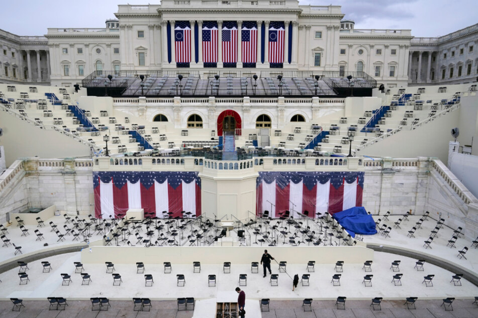 Ein Polizist durchsucht einen Zuschauerbereich während der Vorbereitungen für die Inaugurationszeremonie des gewählten Präsidenten Biden.