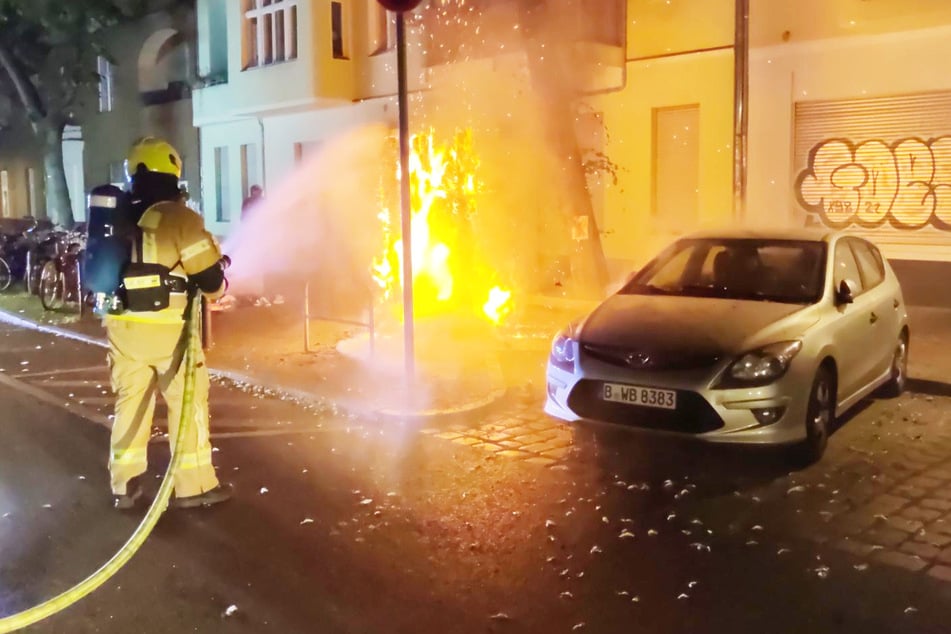 Die Berliner Feuerwehr war mit dem Löschen der Brände beschäftigt.