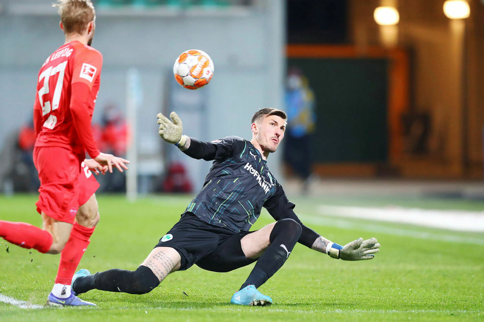 Per Heber konnte Konrad Laimer (l.) Fürths Keeper Andreas Linde schlagen und das 3:1 erzielen.