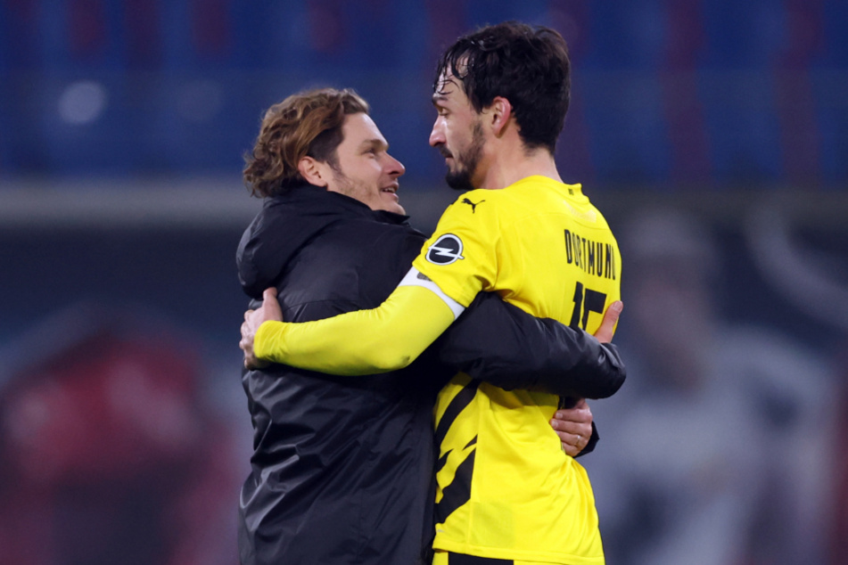Dortmunds Trainer Edin Terzic feiert mit Mats Hummels den Sieg über Leipzig.