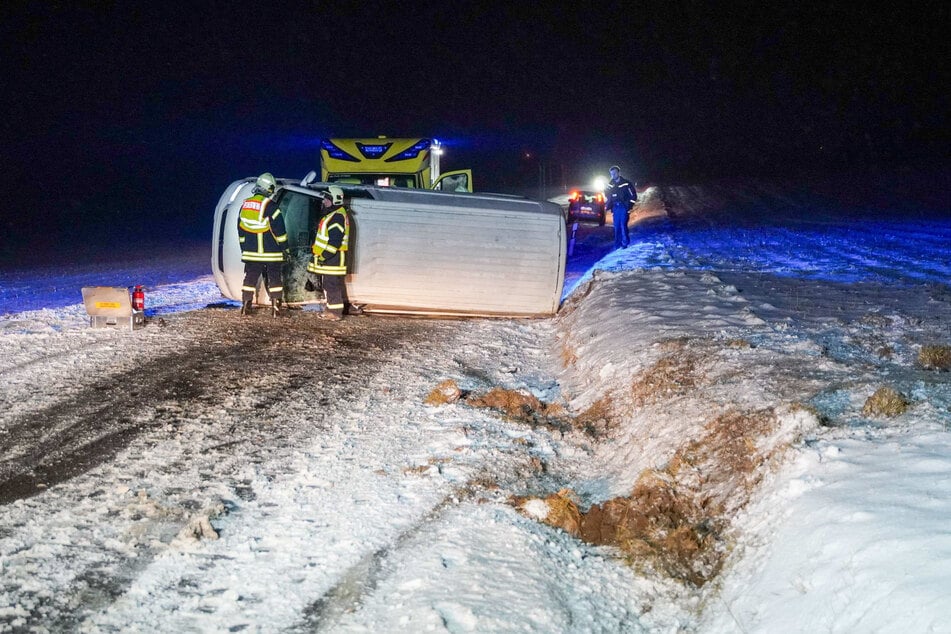 Der Wagen kippte auf die Seite und blieb zerstört am Fahrbahnrand liegen.