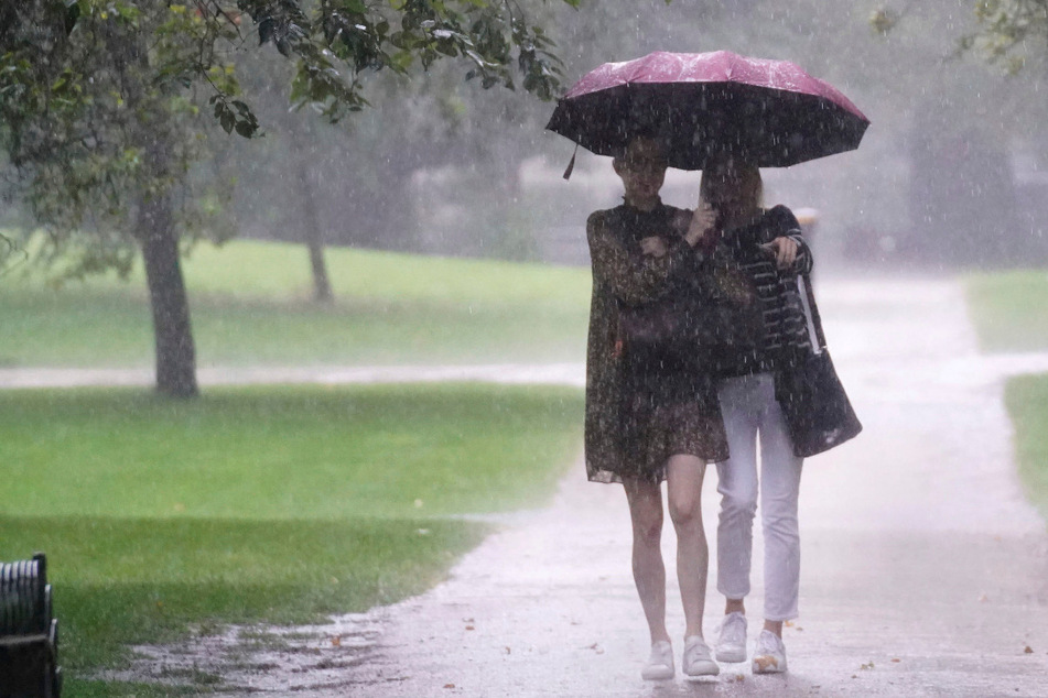 Ab Samstagabend: Kräftige Schauer und Gewitter in NRW erwartet!