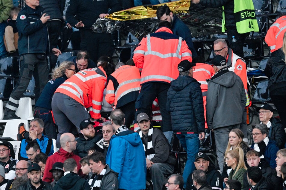 Rettungskräfte hatten den 87-Jährigen zunächst noch reanimieren können. Wenig später verstarb der Fan aber im Krankenhaus.