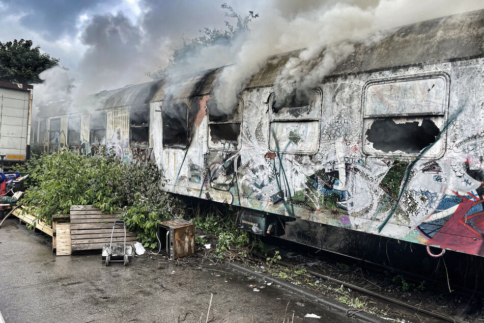 Heftige Qualm-Bilder: Bahnwaggon brennt aus, Feuerwehr vor Herausforderung