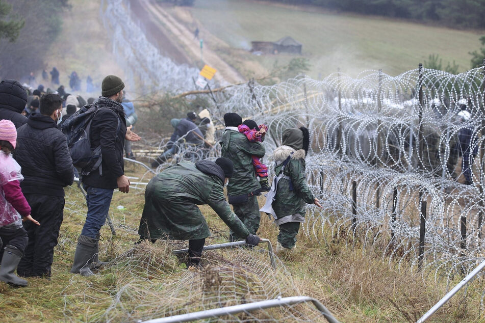 Mehrere Hundert Migranten haben sich nach Angaben der Behörden in Belarus zu Fuß auf den Weg zur Grenze zum EU-Nachbarland Polen gemacht.