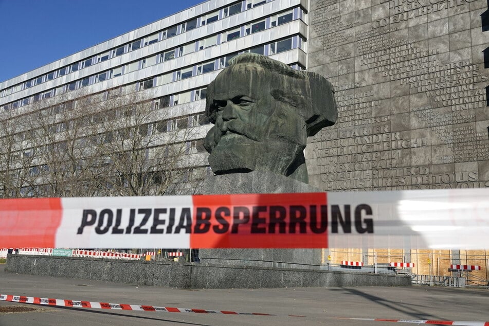 Ende November wurde ein Mann (29) am Karl-Marx-Kopf in Chemnitz niedergestochen. Der Bereich wurde weiträumig abgesperrt.