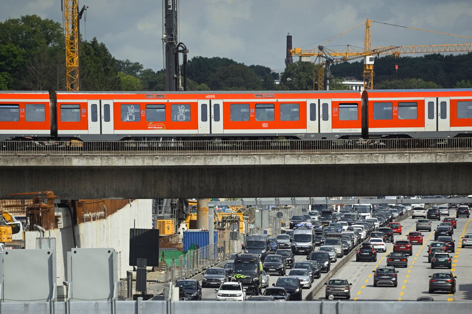 Wegen Arbeiten an der S-Bahn-Brücke musste der Hauptfahrstreifen der A7 in Hamburg für 55 Stunden gesperrt werden. Seit dem heutigen Montagmorgen ist die Fahrspur wieder freigegeben.