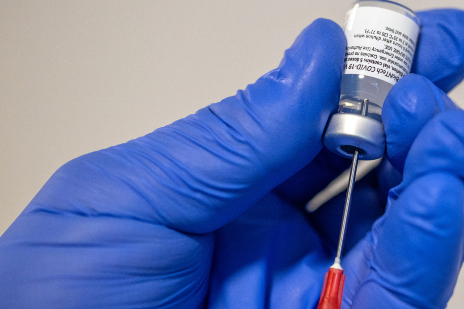 Eine Spritze wird mit dem COVID-19-Impfstoff von Pfizer-BioNTech vorbereitet.