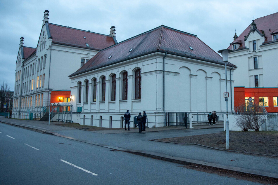 Polizisten waren am heutigen Donnerstagmorgen vor der Richard-von-Schlieben-Oberschule in Zittau.