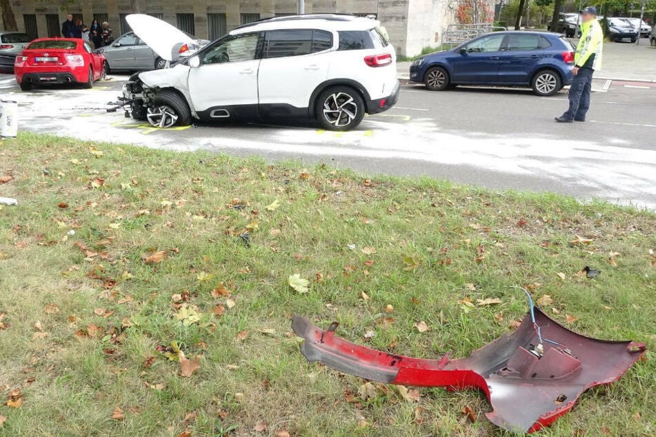 Bei dem heftigen Crash sind Fahrzeugteile meterweit durch die Luft geflogen.