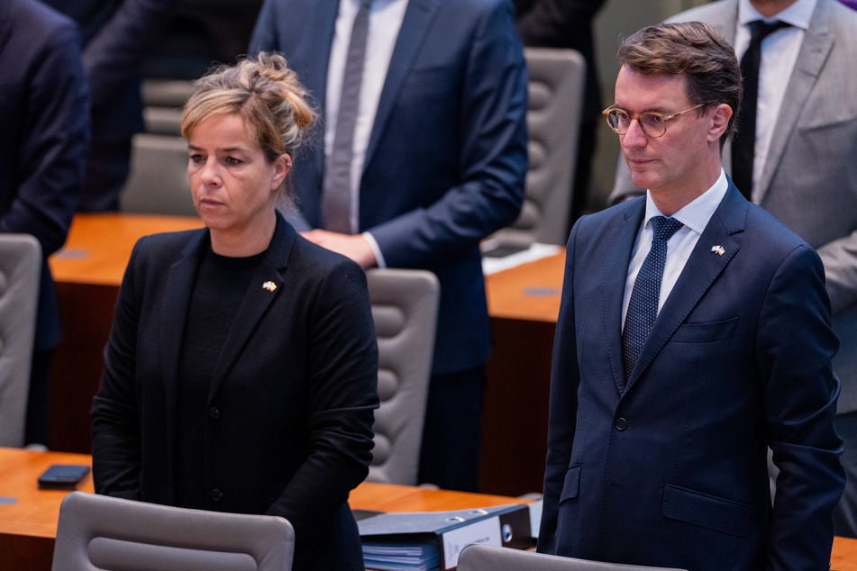 Mona Neubaur (46, Bündnis 90/Die Grünen) und Ministerpräsident Hendrik Wüst (48, CDU) gedenken der Opfer des Terrorangriffs in Israel.
