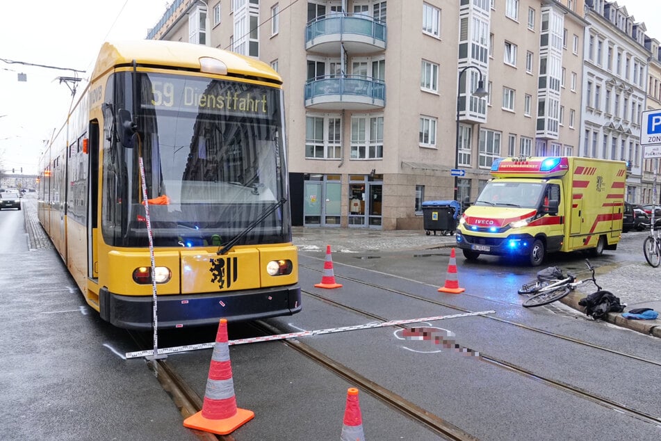 Unfall in der Dresdner Neustadt: Straßenbahn kollidiert mit Fahrradfahrer