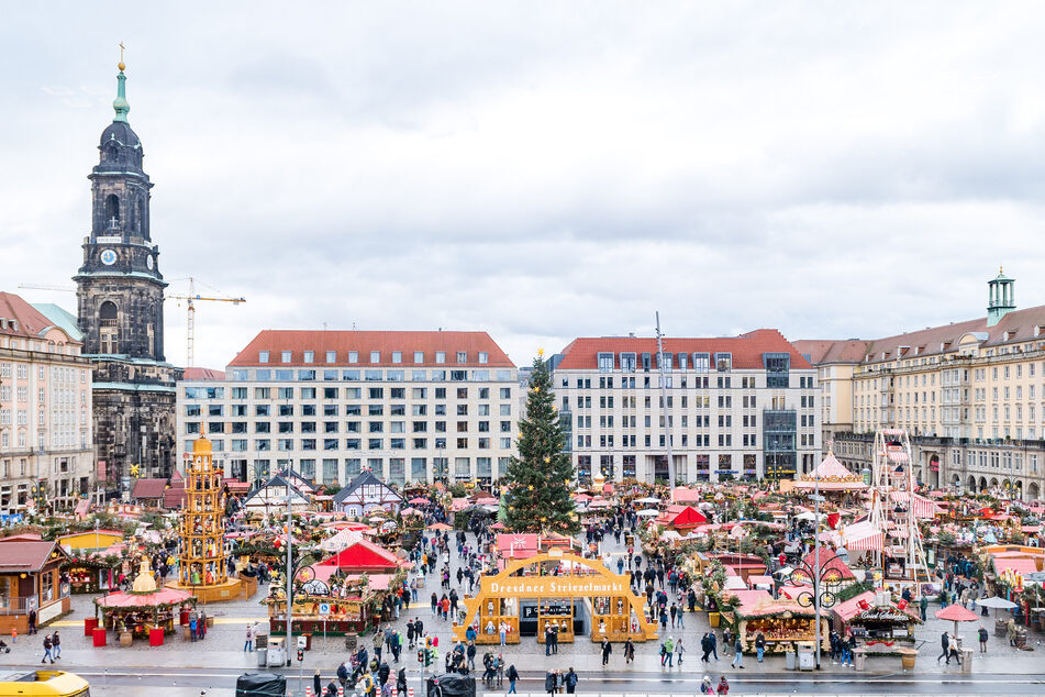 Nächstes Jahr findet der 589. Striezelmarkt vom 29. November bis zum 24. Dezember 2023 in gewohnter Umgebung auf dem Dresdner Altmarkt statt.