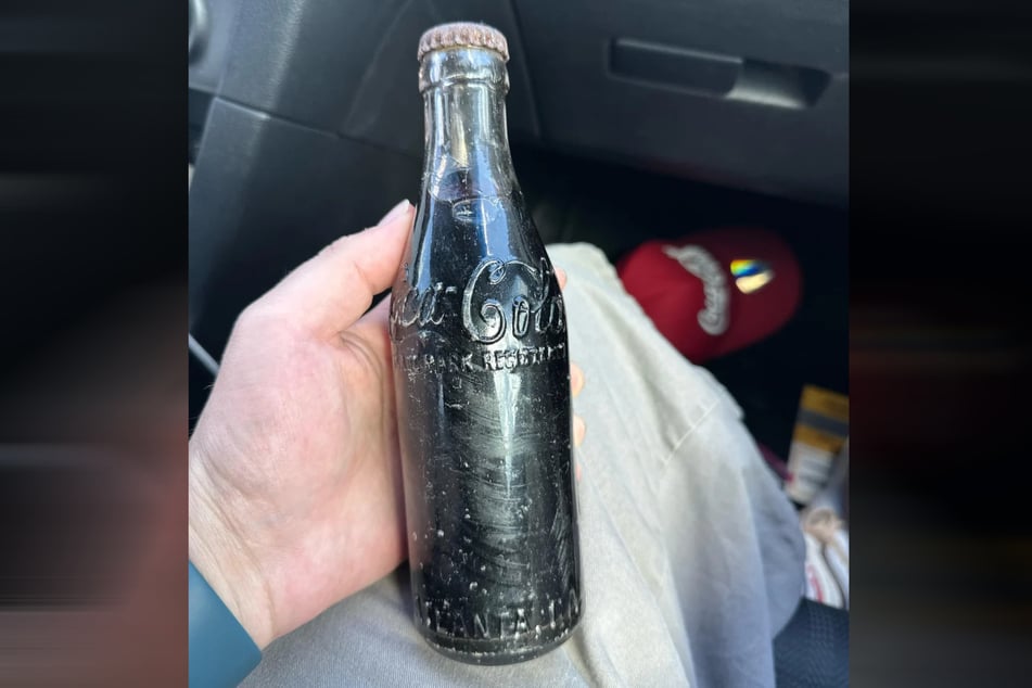 Diese alte und noch verschlossene Coca-Cola-Flasche stammt etwa aus dem Jahr 1900.
