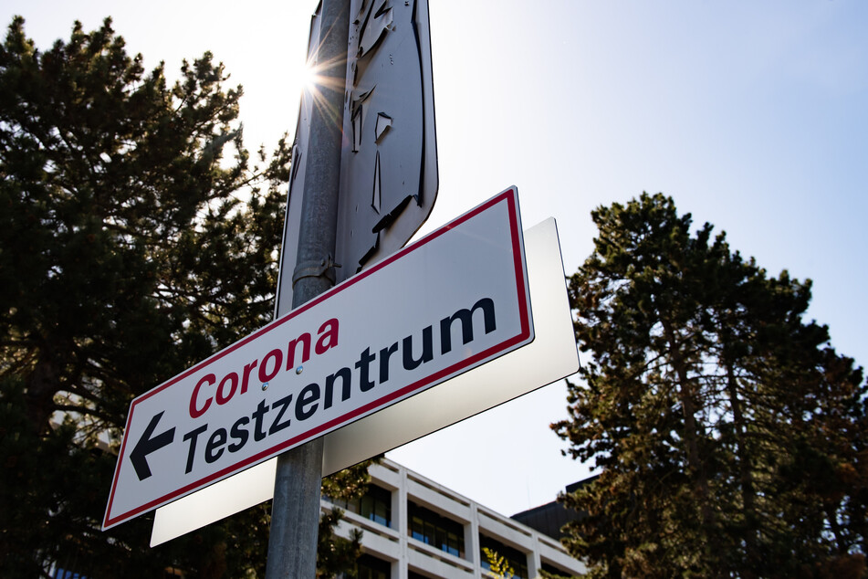 Ein Schild mit der Aufschrift "Corona Testzentrum" ist an einer Pfosten an der Universitätsmedizin Göttingen (UMG) zu sehen.