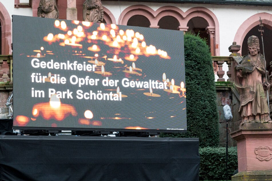 Auf dem Platz vor der Stiftsbasilika St. Peter und Alexander in Aschaffenburg wurde eine Leinwand aufgebaut, um den Gottesdienst in der Kirche zu übertragen.