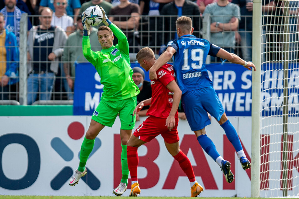 Umkämpftes Duell in Meppen. Hertha-Keeper Alexander Schwolow (l.) kommt vor Meppens Lars Bünning und Teamkollege Marton Dardai (2.v.r.) an den Ball.