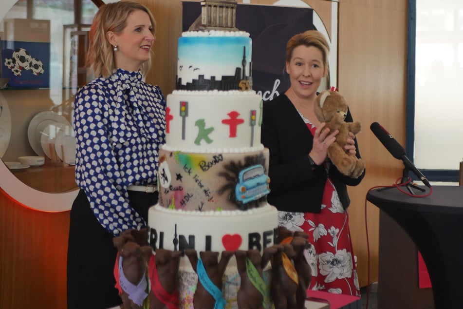 SPD-Politikerin Franziska Giffey (46, r.) zeigt ihren Teddybären aus Kindertagen.