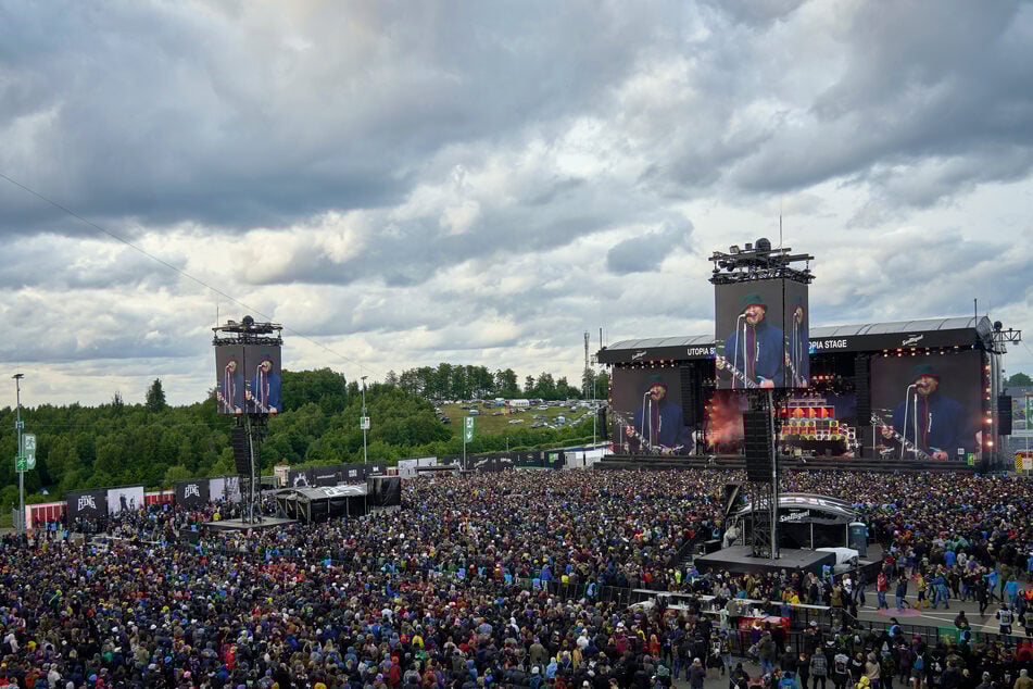 Passend zum 40. Geburtstag von "Rock am Ring" gab es 2025 erstmals eine vierte Bühne und über 100 Bands.