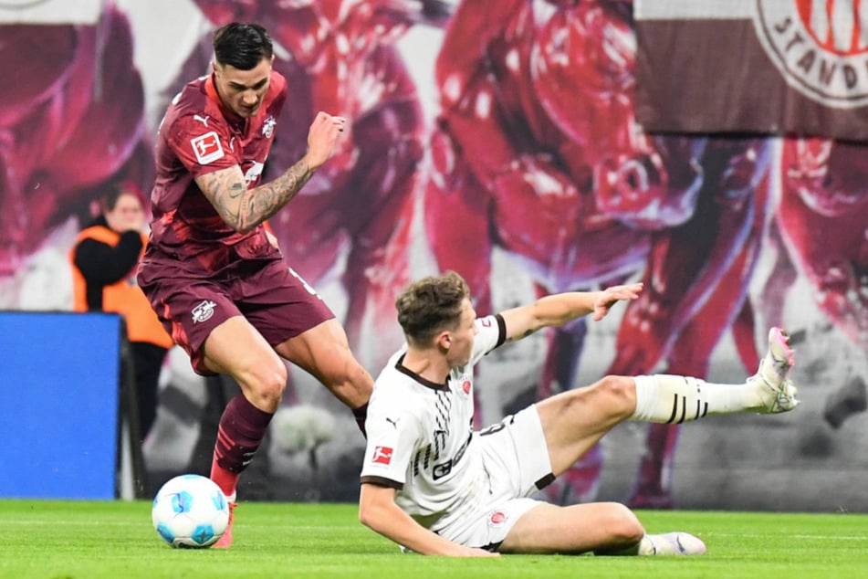 RB-Stürmer Benjamin Sesko (21, l.) ließ David Nemeth (24) ins Leere rutschen und erzielte das 1:0 für Leipzig.