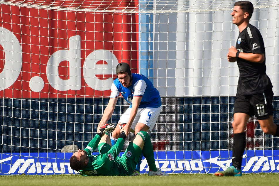 Markus Kolke (am Boden) hielt lange stark, leistete sich beim Ausgleich aber einen dicken Fehler.