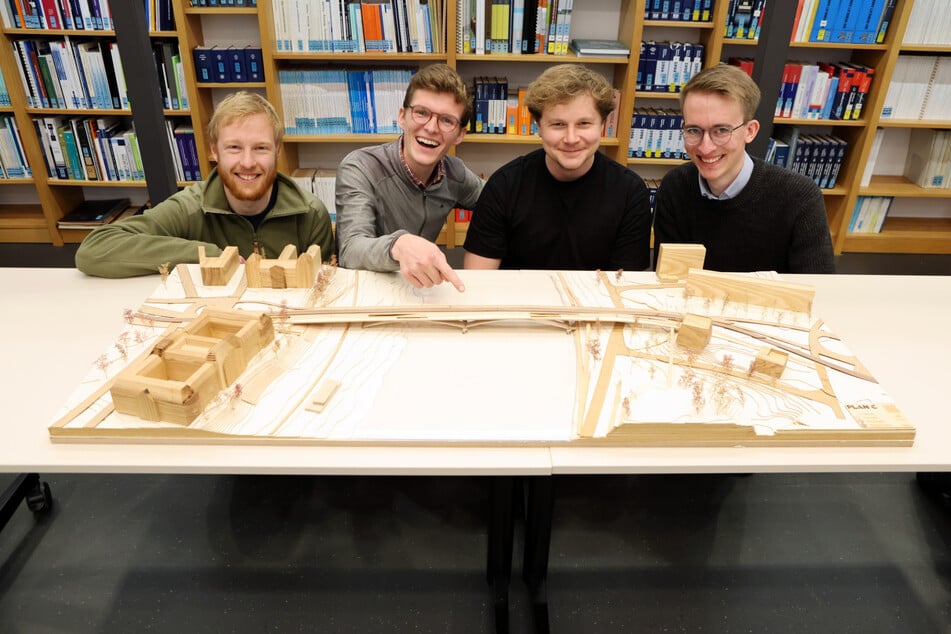 Ausgezeichnete Visionäre: Linus Witzel (25 v.l.), Marc Lilienthal (23), Hans Bolz (28) und Ferdinand Schulte zu Sodingen (24) am Sieger-Modell.