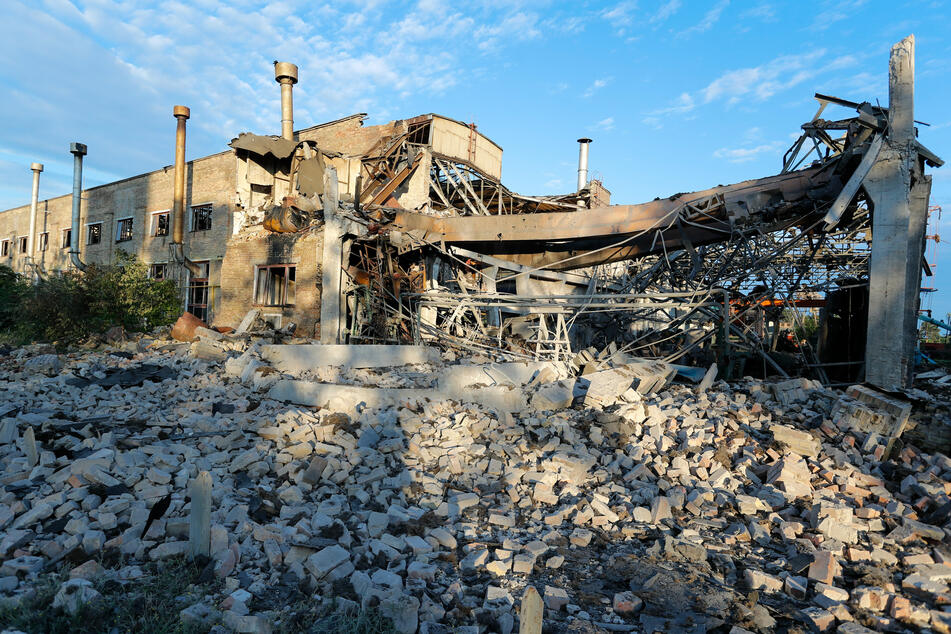 Ein beschädigtes Gebäude in einem Eisenbahnausbesserungswerk in Kiew nach einer Reihe von russischen Luftangriffen auf das Gebiet.