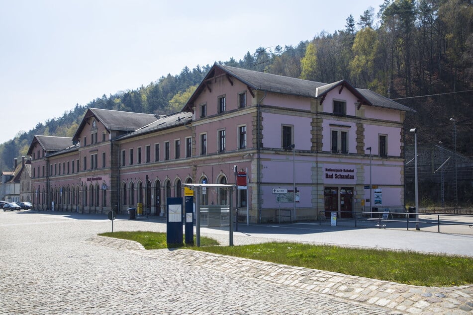 Am Nationalparkbahnhof von Bad Schandau war der Zugverkehr wegen eines Gefahrgut-Einsatzes zeitweise unterbrochen. (Archivbild)