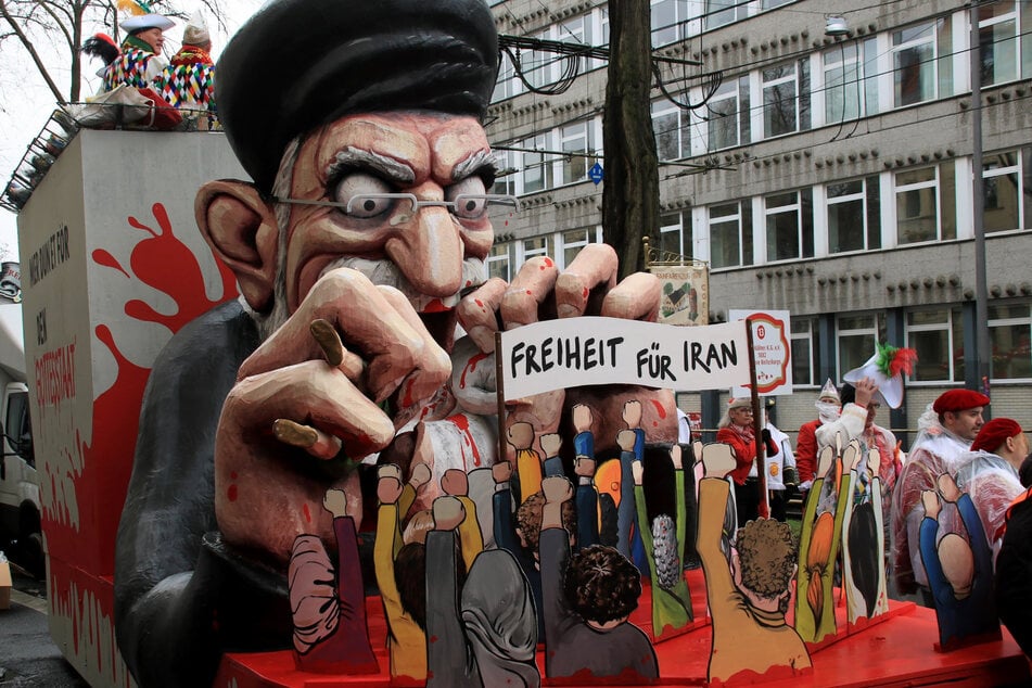 Mit diesem provokanten Persiflage-Wagen kritisieren die Karnevalisten deutlich die Vorgänge im Iran.