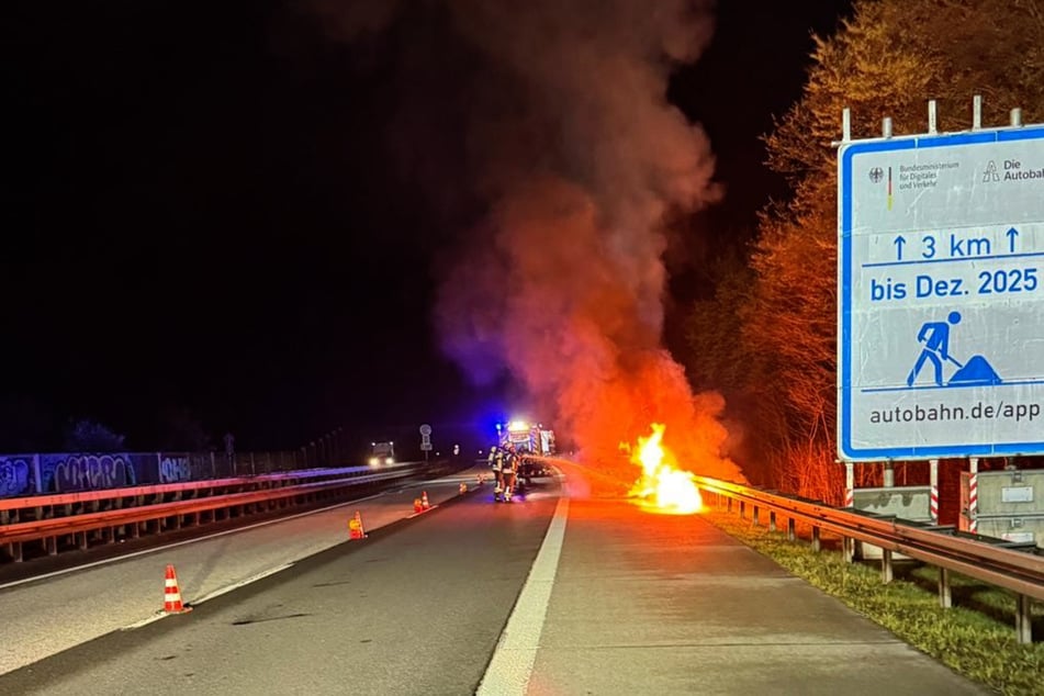 Unter Atemschutz löschten Einsatzkräfte der Feuerwehr Sprockhövel den brennenden Wagen auf dem Seitenstreifen der A4.