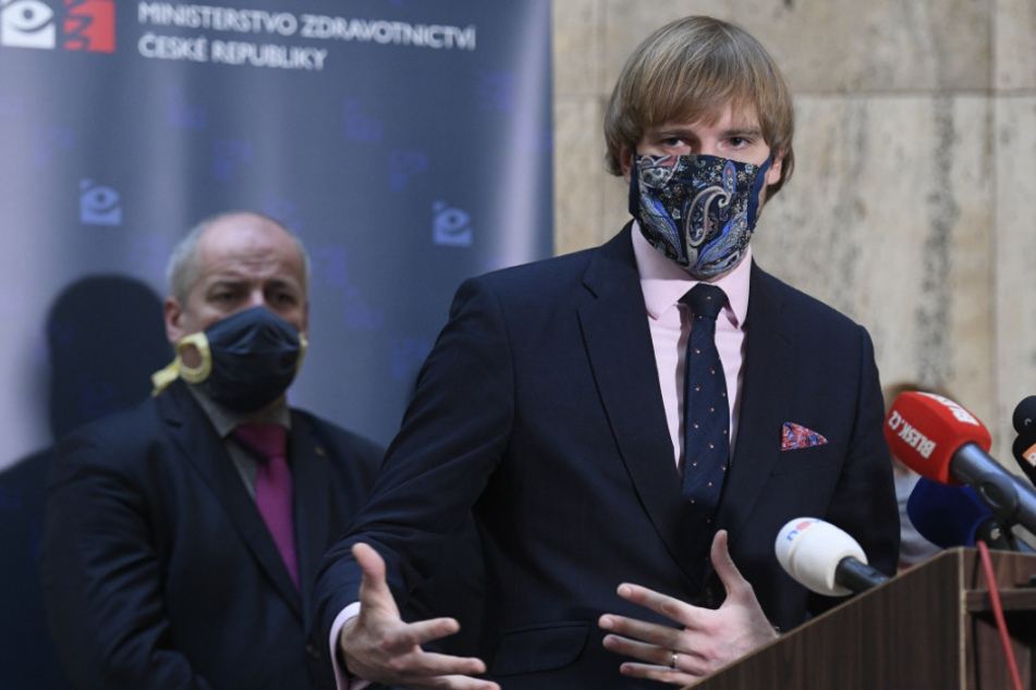 Adam Vojtech, Gesundheitsminister von Tschechien, mit Schutzmaske.