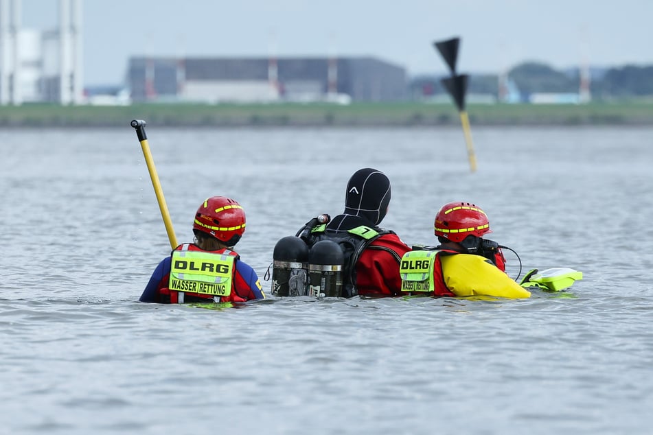 Am gestrigen Donnerstag suchten Einsatzkräfte der DLRG im Wasser nach der vermissten Zehnjährigen. Am heutigen Freitag ist nur noch die Wasserschutzpolizei auf Streife.