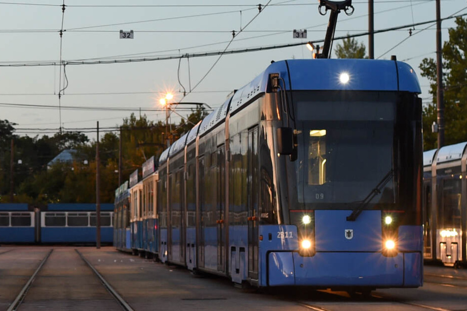 Vater rennt mit Sohn (7) über Straße, um Tram zu erreichen: Autofahrer kann nicht mehr bremsen!